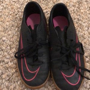 Indoor soccer cleats